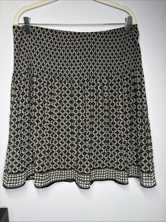 Max Studio Dresses & Skirts - Max Studio Women's Black and Cream Patterned Skater Skirt